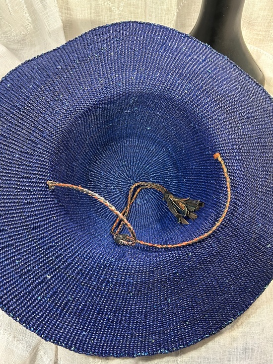 Straw summer hat with leather ties - Picture 8 of 9